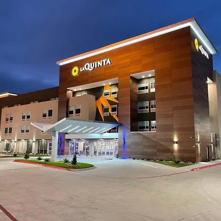 La Quinta Inn & Suites By Wyndham Dallas/Fairpark